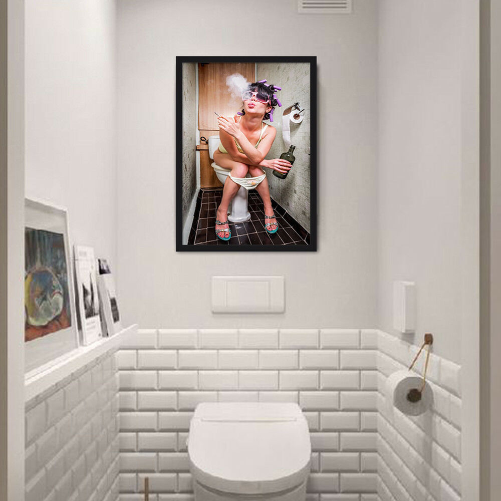 decorare il muro dietro il bagno con poster