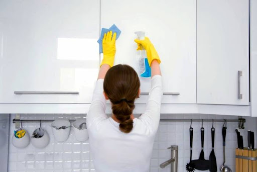 Washing the kitchen facade