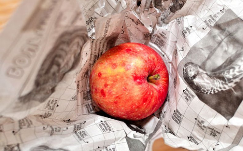 Oude kranten voor het snel rijpen van groenten en fruit