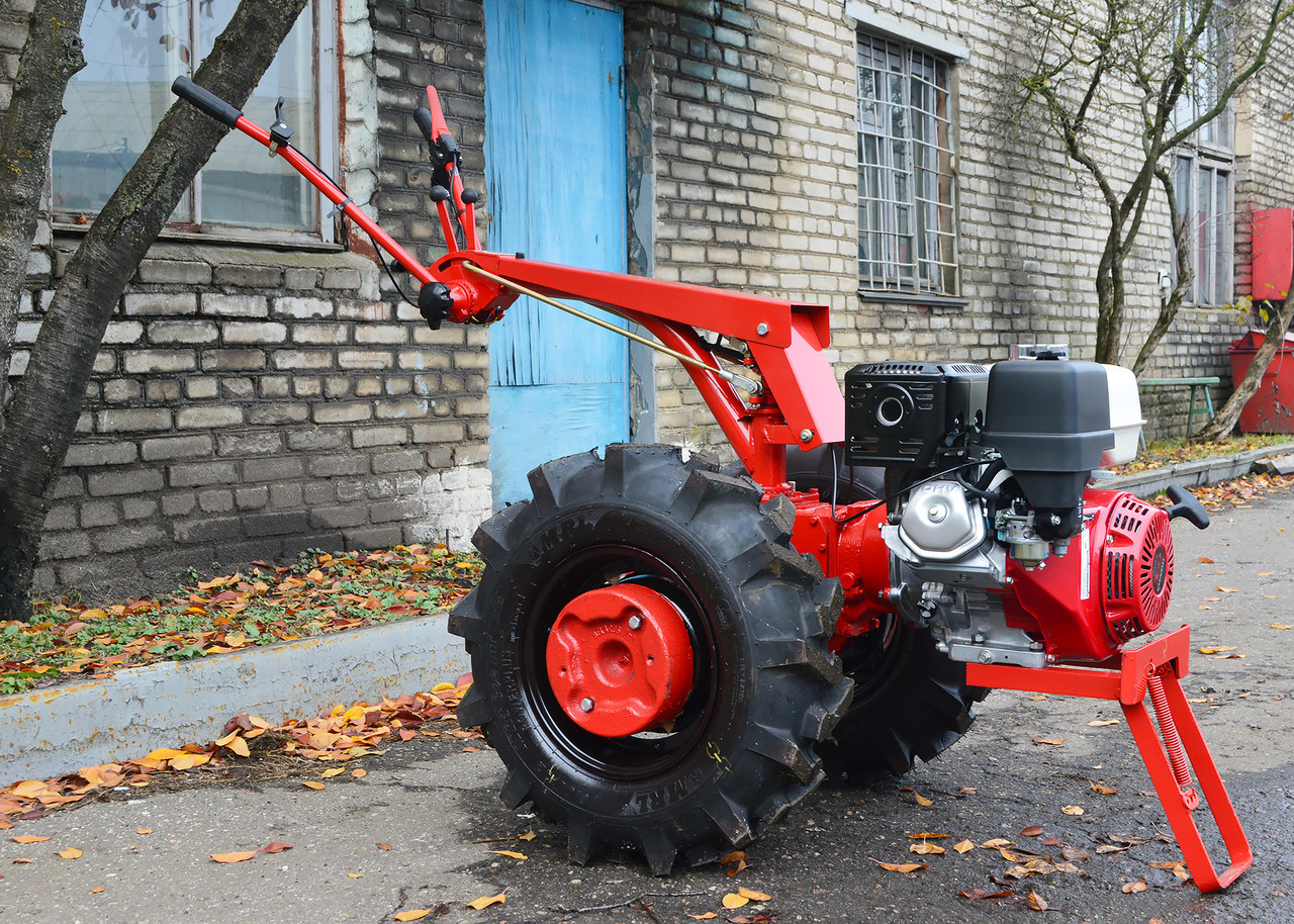 Traktor berjalan di belakang