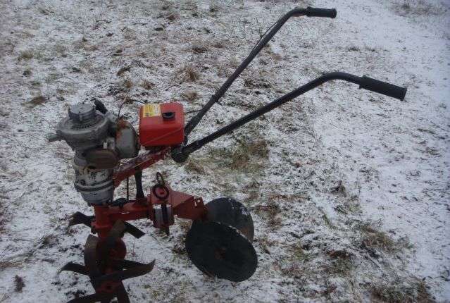 Homemade cultivator mula sa isang Druzhba chainsaw.