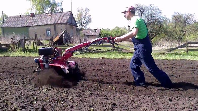 gå-bak traktor på gården