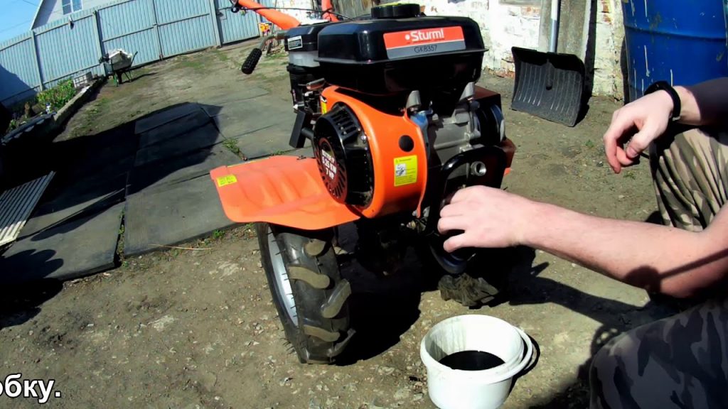 hvordan man dræner olie fra en gå-bag-traktor