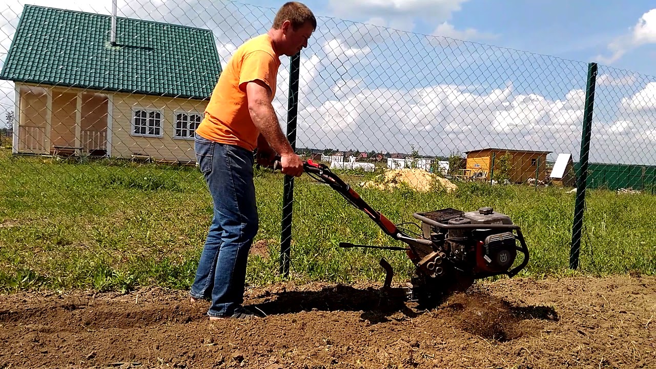 Nivellierung der Fläche mit einem handgeführten Traktor