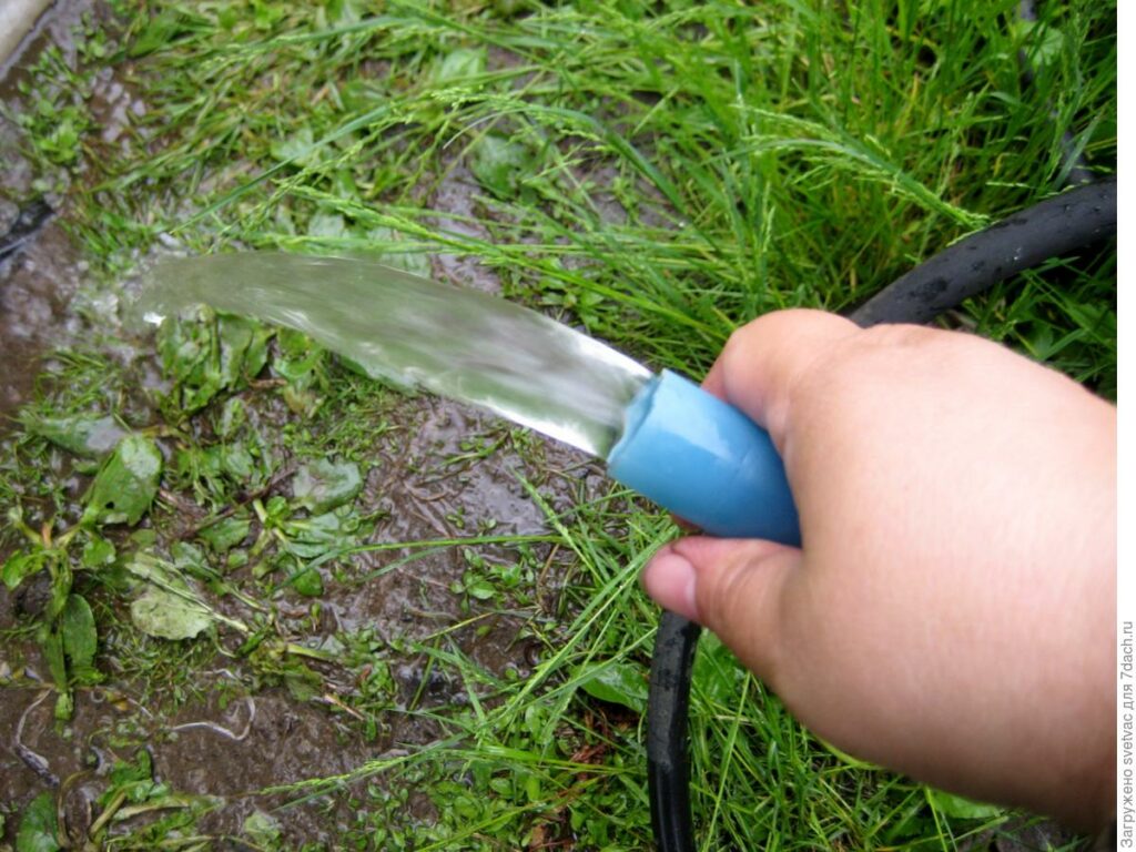 Chorro de agua de una manguera.