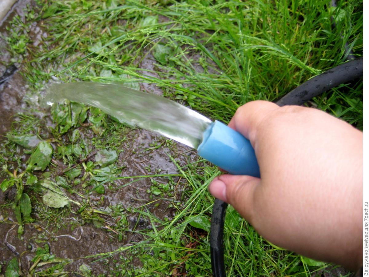 Jet d'eau provenant d'un tuyau.