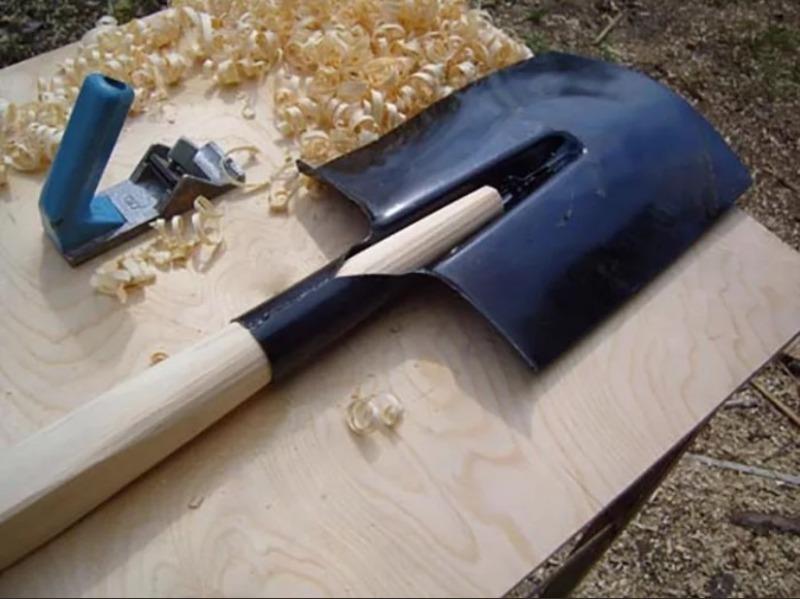 Processing the shovel handle.