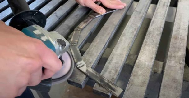 We clean the weld seams with a grinder.