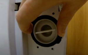 Hoe de pomp in een wasmachine Indesit te vervangen - 5