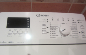 Comment retirer le capot supérieur d'Indesit