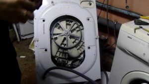 i-disassemble ang Indesit washing machine