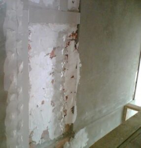 ติดกาว drywall เข้ากับผนัง