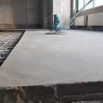 Betonilha semi-seca sobre piso de água quente