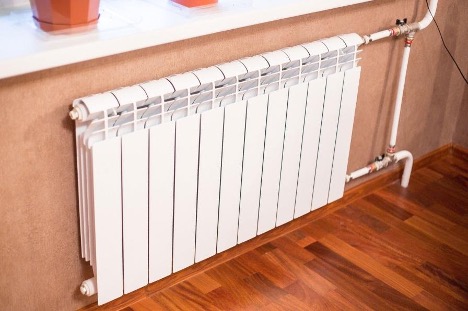 Berapa banyak air dalam radiator pemanas