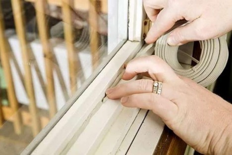 Aislar viejas ventanas de madera para el invierno.