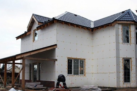 Isolation d'une maison à ossature avec de la mousse plastique