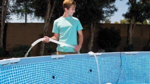 Cómo drenar el agua de una piscina de estructura