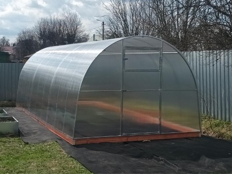 Paano lilim ang isang polycarbonate greenhouse