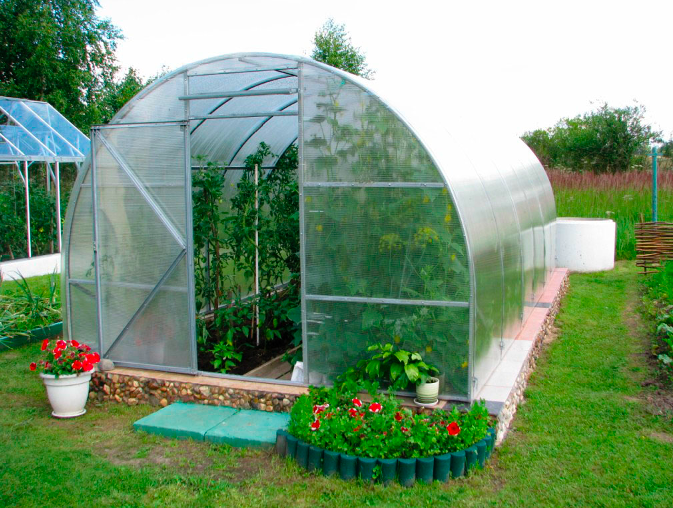 Paano takpan ang isang polycarbonate greenhouse