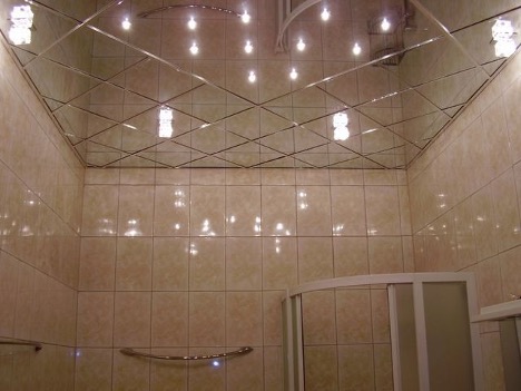 Plafond de verre dans la salle de bain